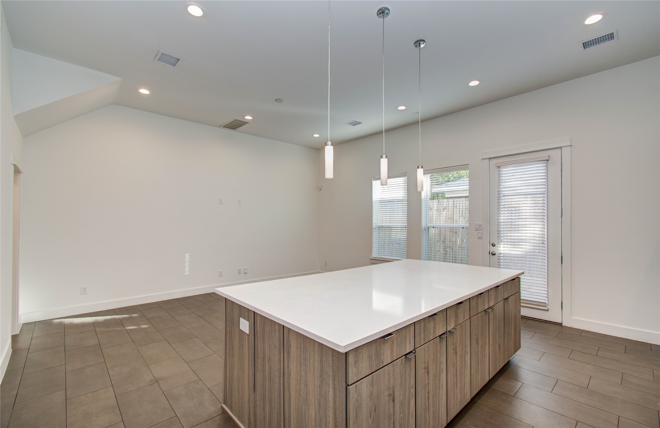 556 Janisch Road Houston, TX 77018 - Photo 5 of 29