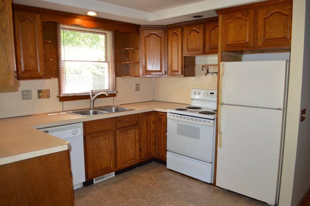 1465 Parker Street Springfield, MA 01129 - Photo 4 of 30 Gallery Image 4