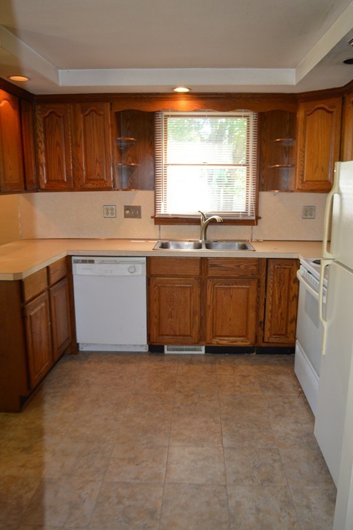 1465 Parker Street Springfield, MA 01129 - Photo 5 of 30 Gallery Image 5