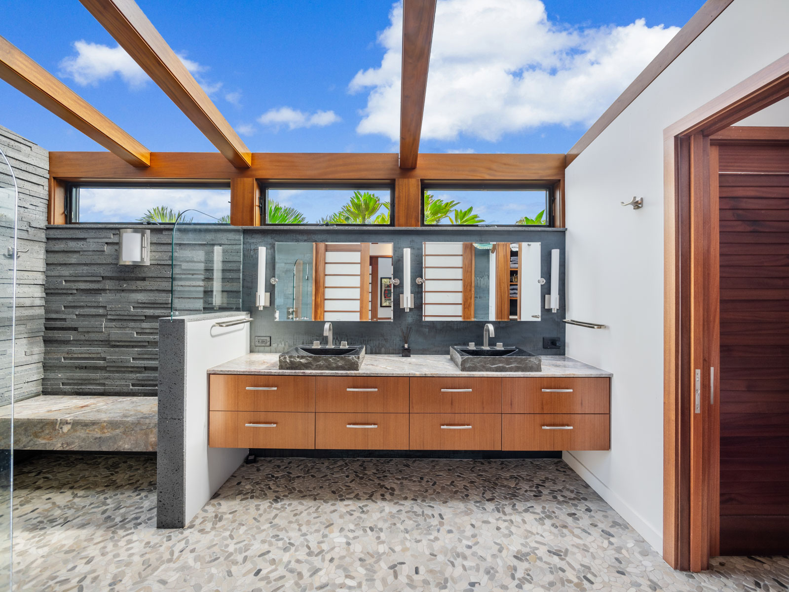 45-5038 Nānaina Kai Road Honokaa, HI 96727 - Photo 12 of 29 a room with mirror and window