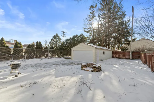 $279,900 | 2319 East Eden Place, St. Francis, WI 53235