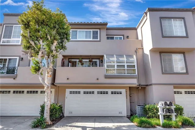 $1,395,000 | 19305 Champion Lane, Huntington Beach, CA 92648