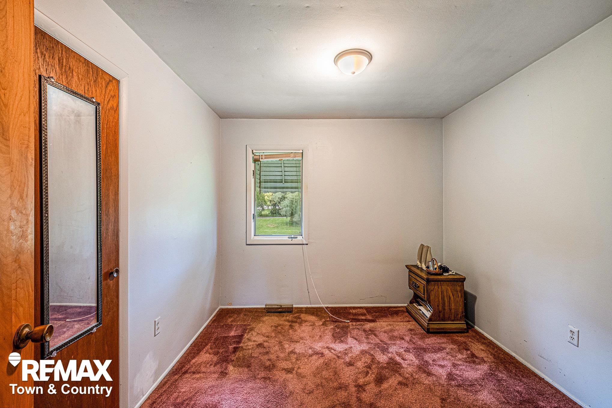 2304 Lavelle Road Flint, MI 48504 - Photo 8 of 12 50121513-7.JPG