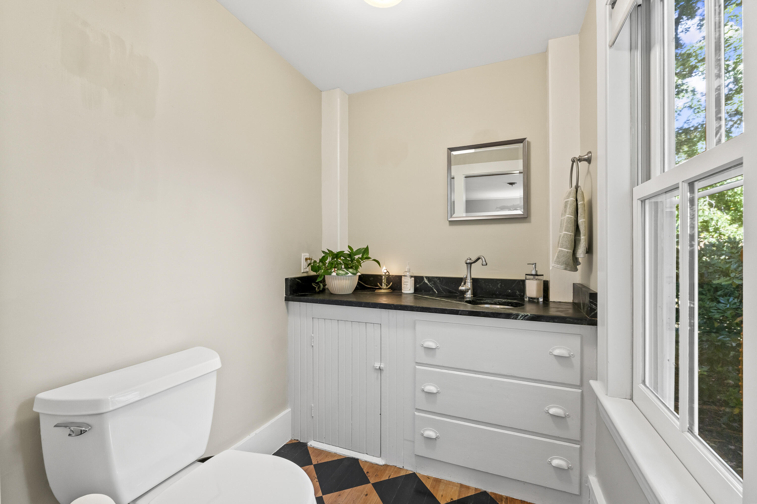 84 Organug Road York, ME 03909 - Photo 23 of 53 1st Floor Powder Room