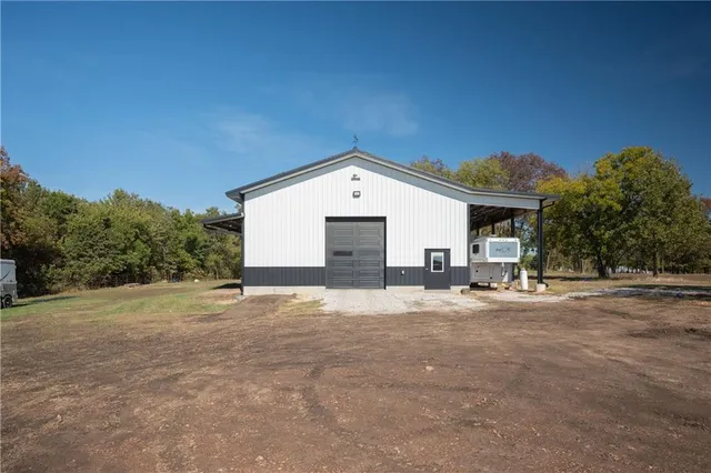 $320,000 | 2815 West W W 7th Highway, Galena, KS 66739