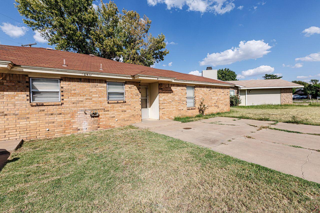 6411 York Drive, Unit B Lubbock, TX 79414 - Photo 2 of 28 a backyard of a house