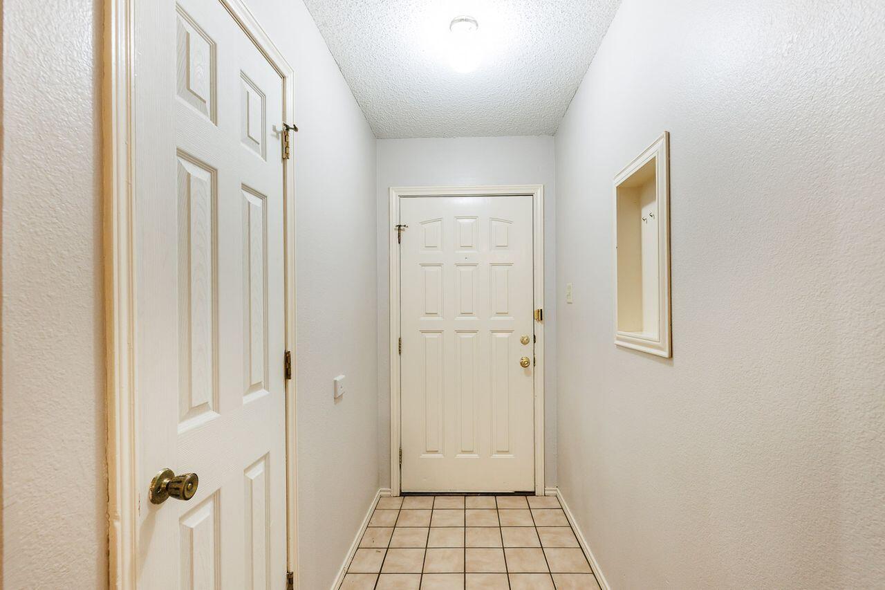 6411 York Drive, Unit B Lubbock, TX 79414 - Photo 3 of 28 a view of an empty room