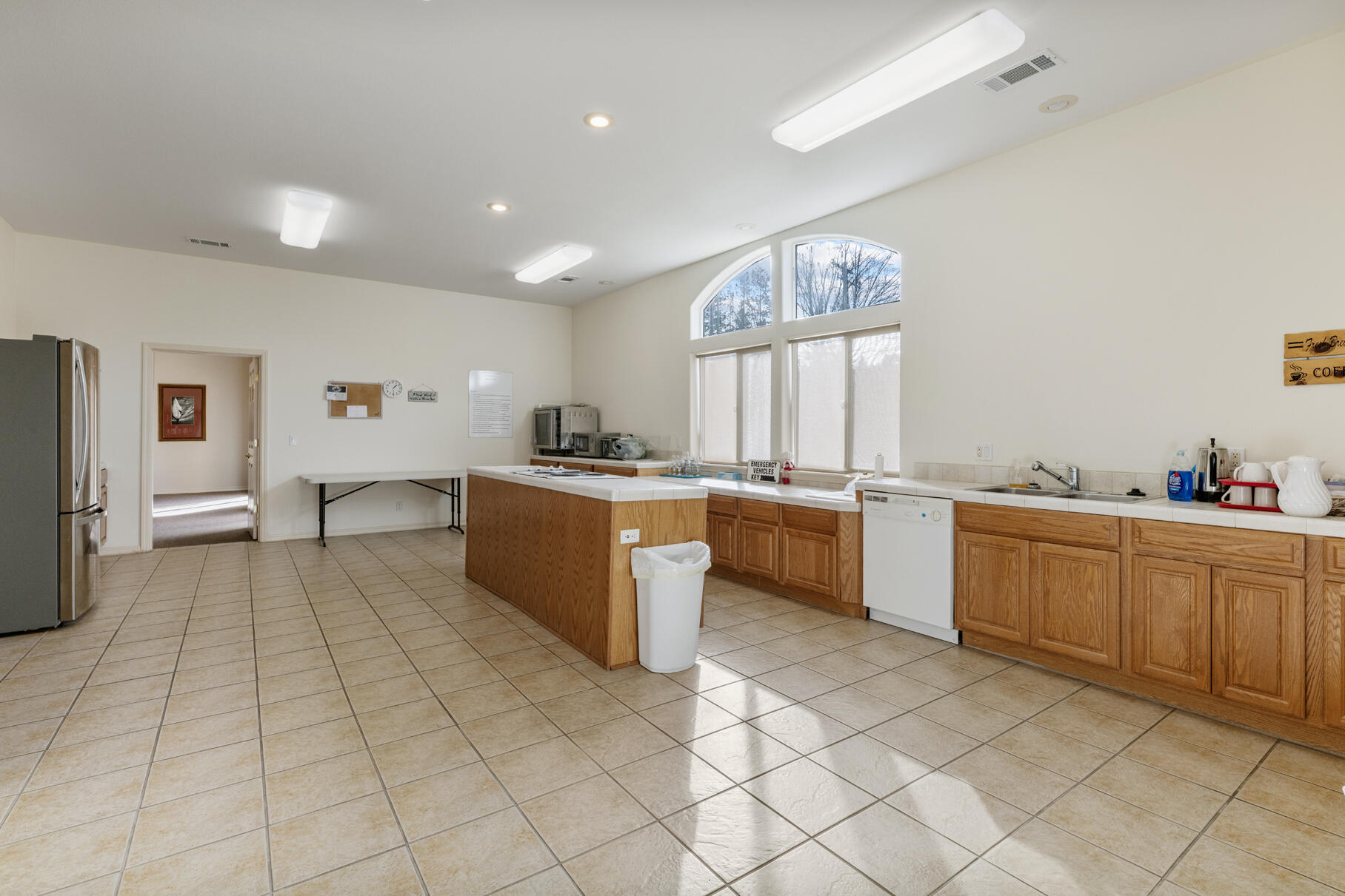 371 Cedar Ridge Cave Junction, OR 97523 - Photo 39 of 40 Clubhouse kitchen