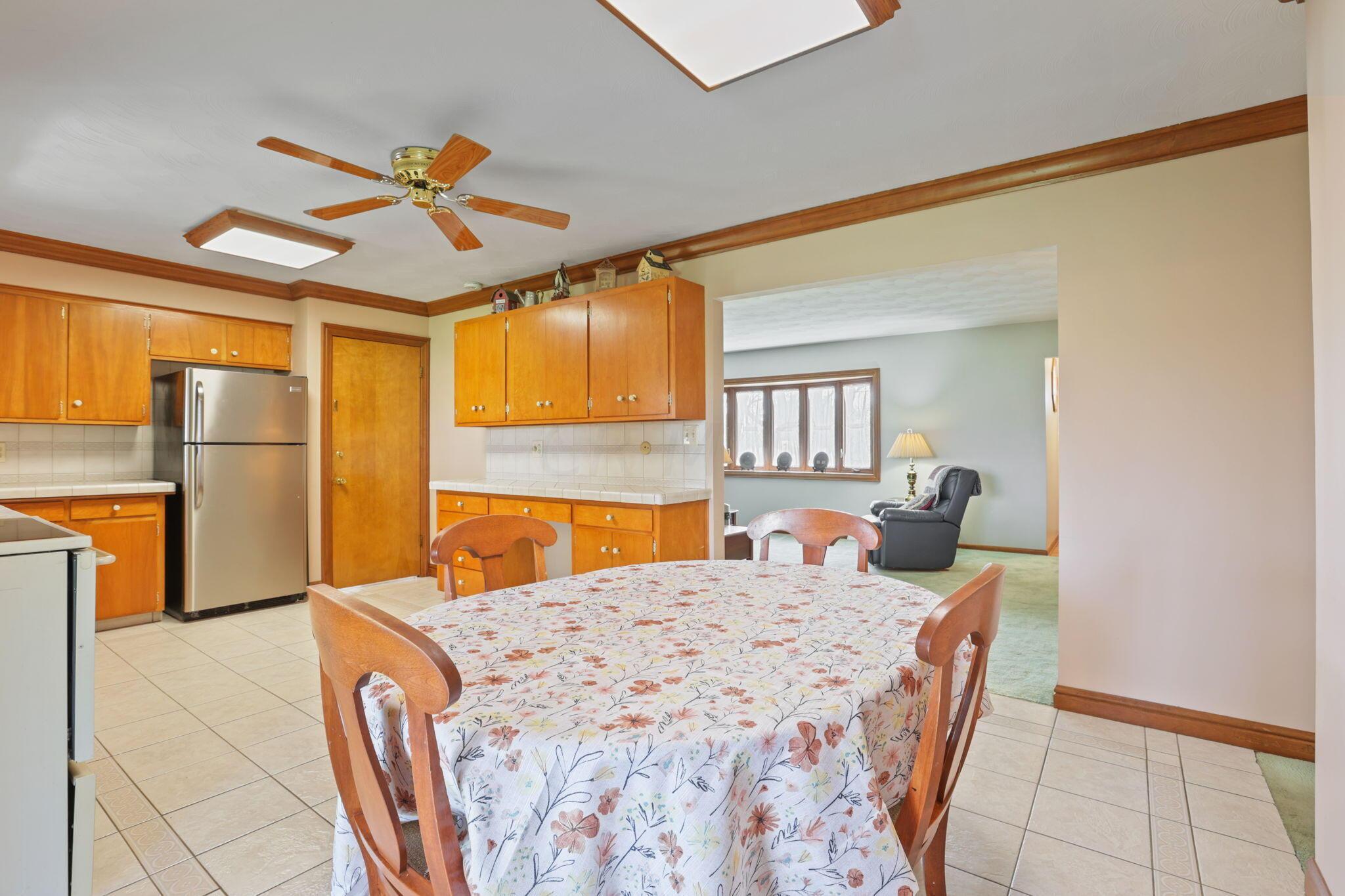 8200 Haenszel Road Grove City, OH 43123 - Photo 13 of 40 Dine In Kitchen