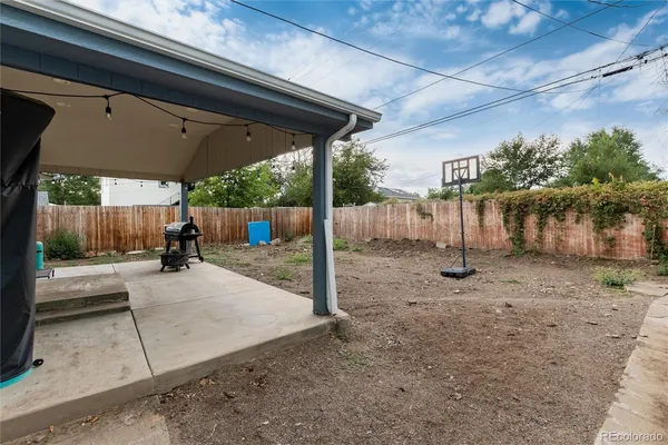 a view of a backyard