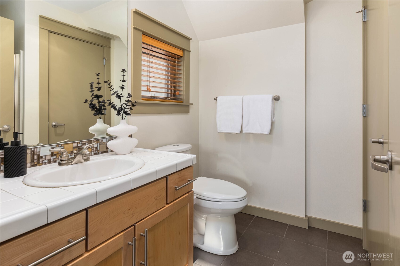 3411 Meridian Avenue North Seattle, WA 98103 - Photo 15 of 23