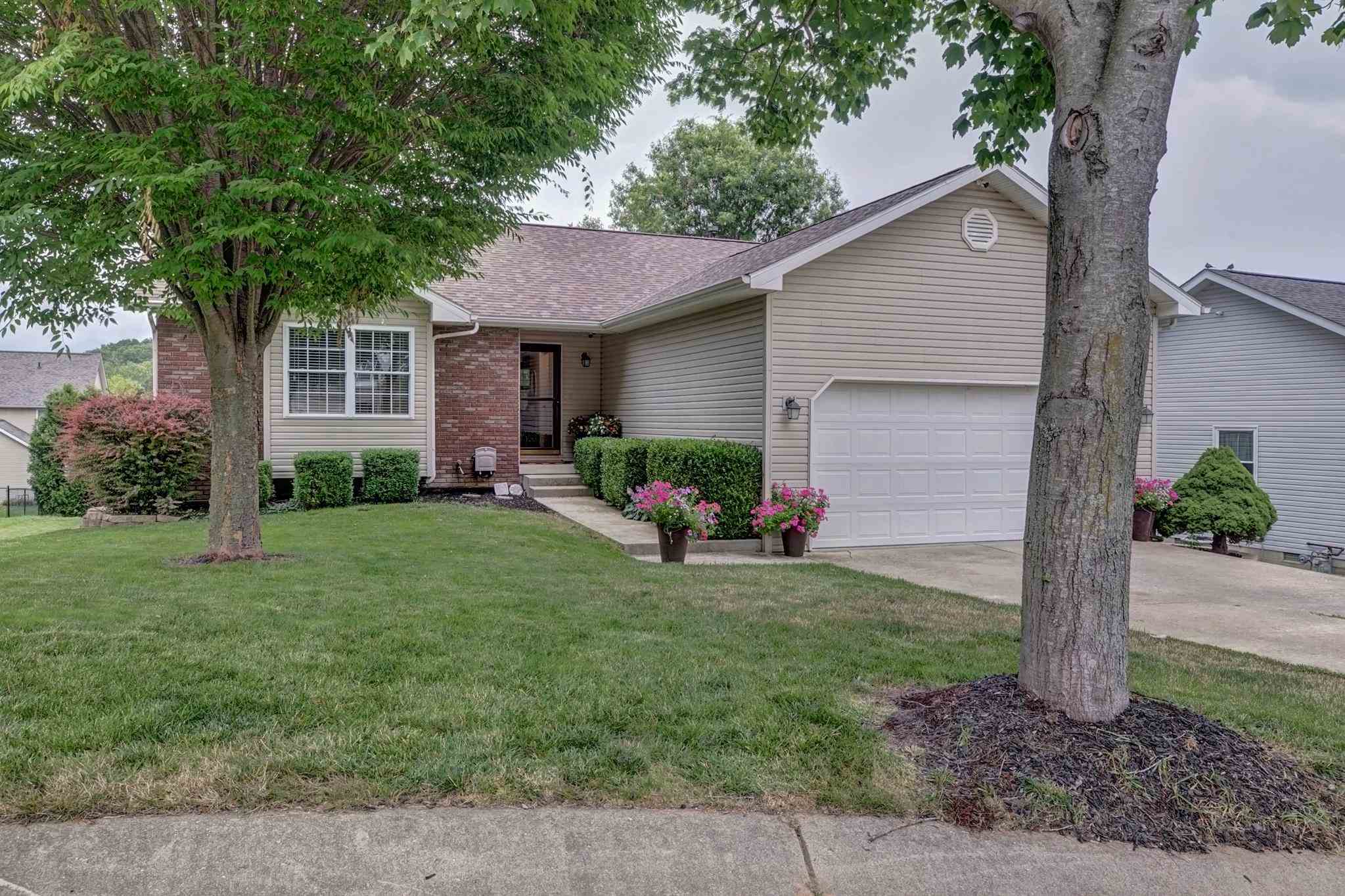 4589 South Hummingbird Court Bloomington, IN 47401 - Photo 2 of 36