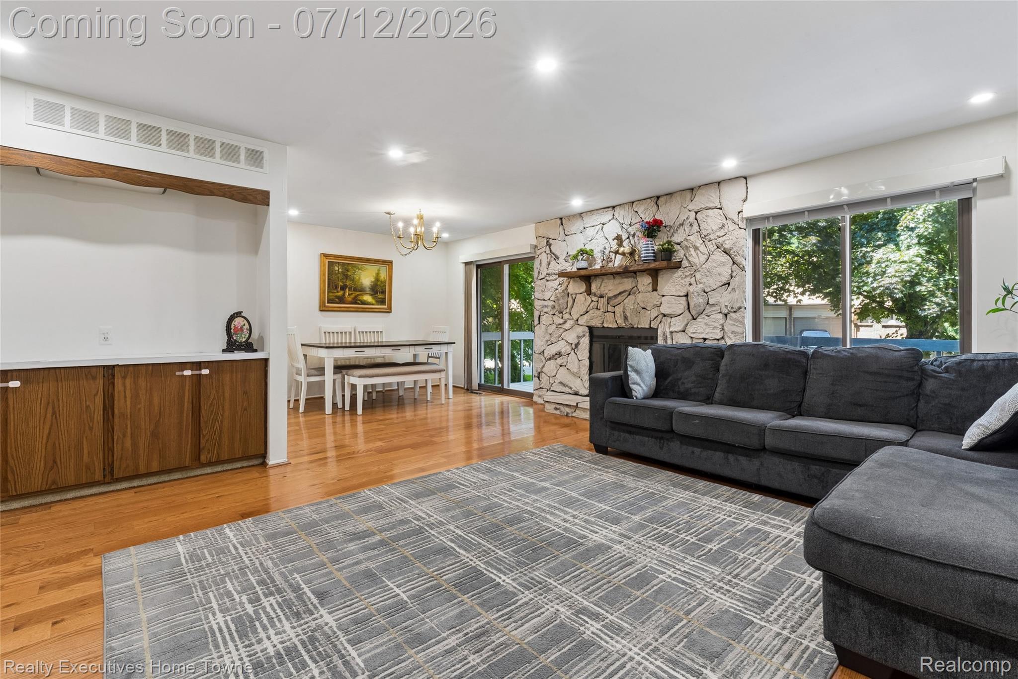 1077 Willow Grove Court Rochester, MI 48307 - Photo 2 of 34 Living room