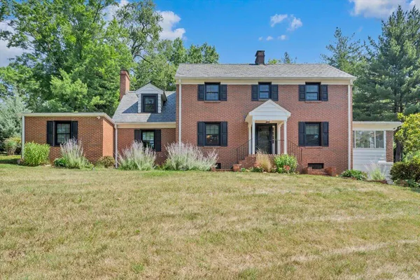 $799,950 | 915 Oakwood Drive Southwest, Roanoke, VA 24015