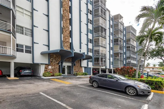 $295,000 | 200 Diplomat Parkway, Unit 321, Hallandale Beach, FL 33009