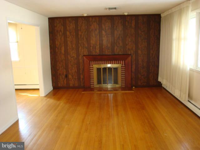 3639 Langrehr Road Baltimore, MD 21244 - Photo 4 of 24 Living Room