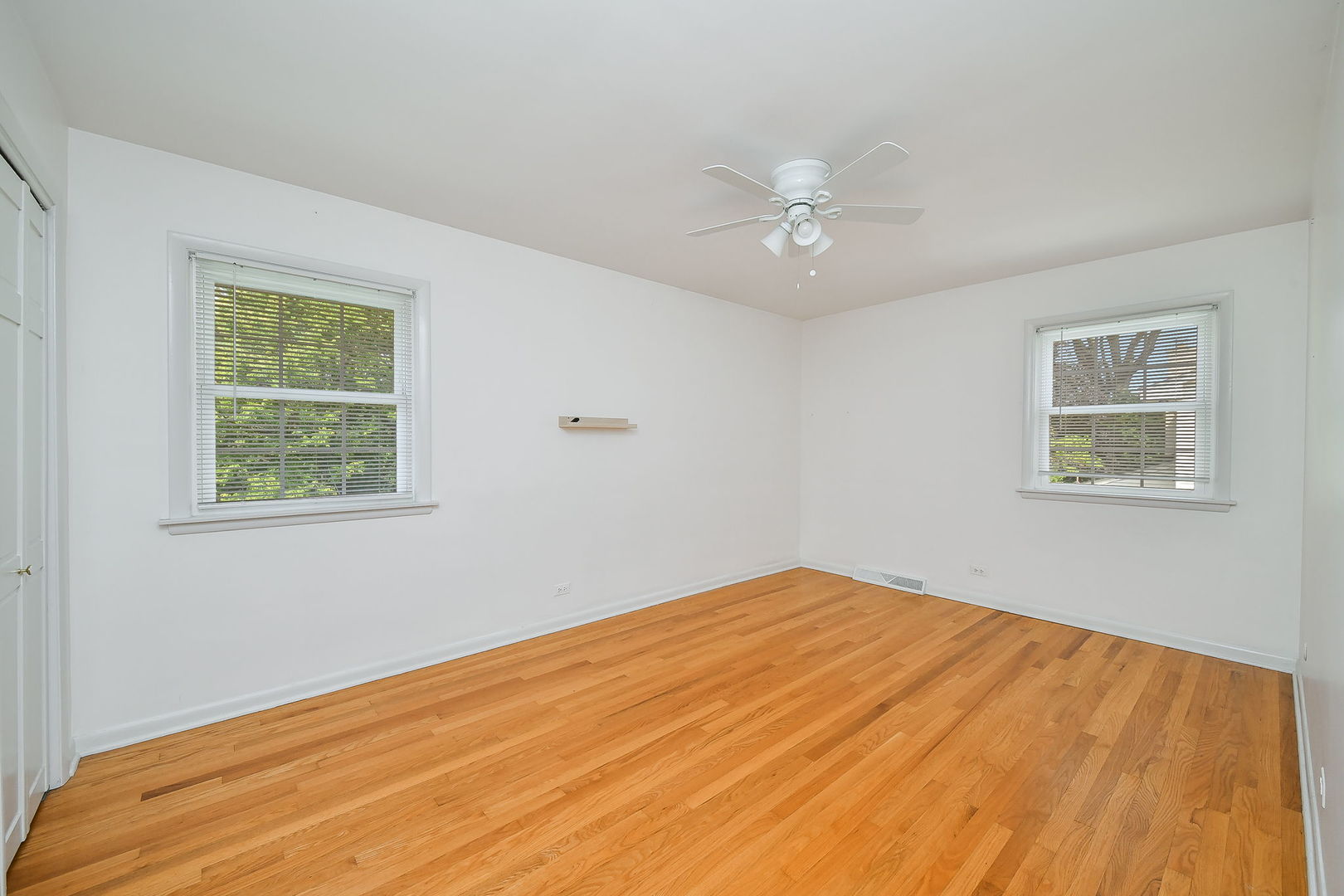 1344 South Main Street Wheaton, IL 60189 - Photo 12 of 20 a view of empty room with window