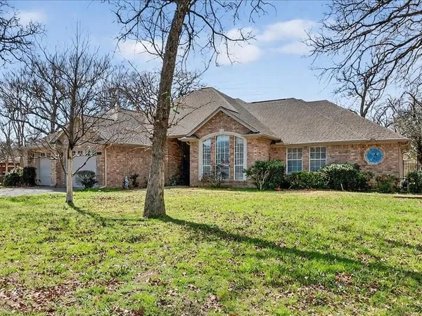 $2,900 | 1704 South Bowen Road, Pantego, TX 76013