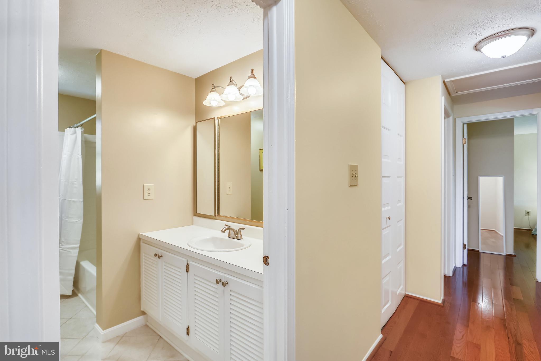 9301 Huntmaster Road Laytonsville, MD 20882 - Photo 43 of 99 Upper hallway