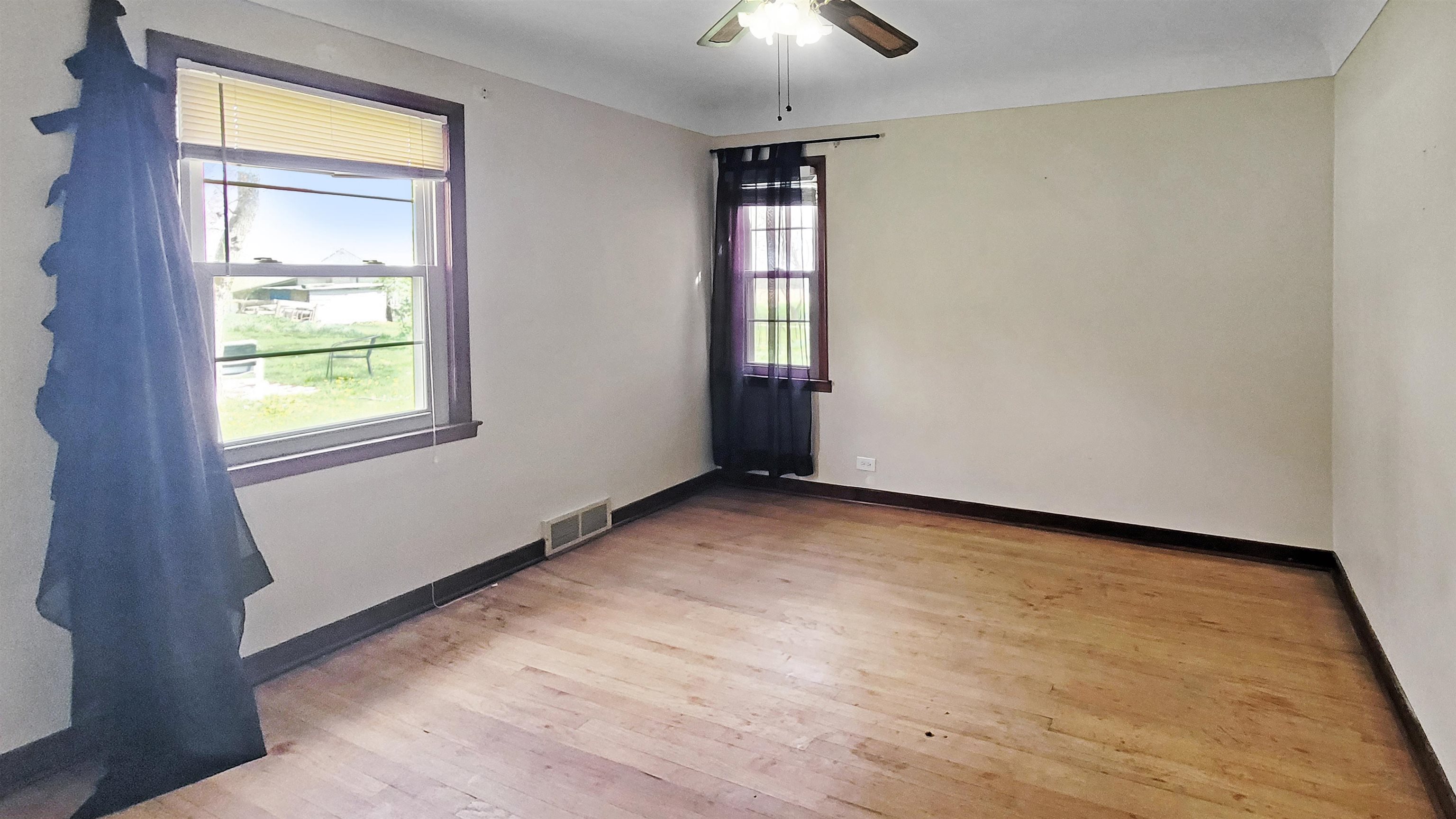 2127 East Coldwater Road Flint, MI 48505 - Photo 9 of 15 50176246-c94075d0-0639-430a-bb8e-2a76e82d70df.JPG
