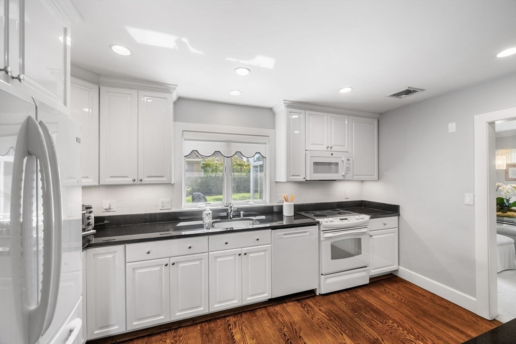 21 Phillips Avenue Swampscott, MA 01907 - Photo 12 of 38