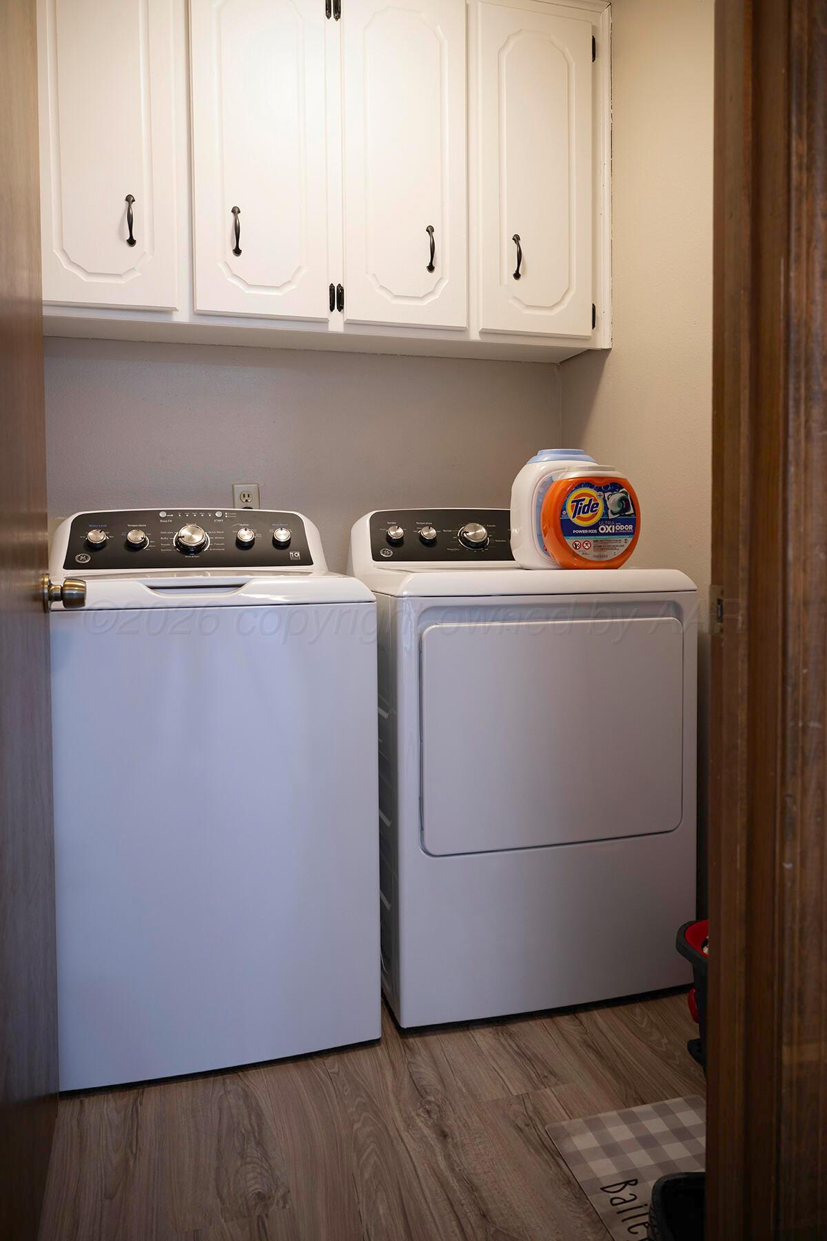 611 Floyd Avenue Dumas, TX 79029 - Photo 19 of 28 a utility room with dryer and washer