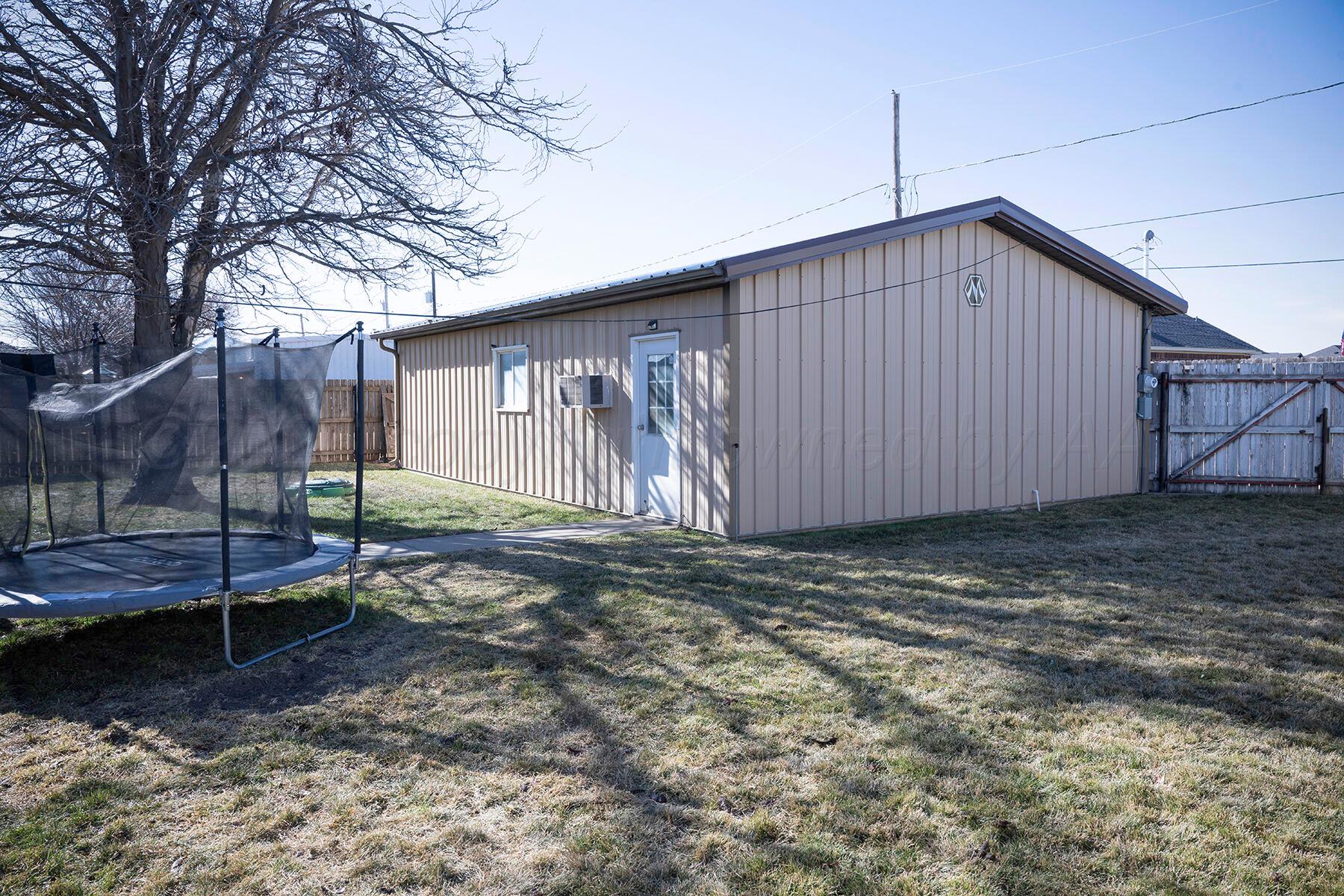 611 Floyd Avenue Dumas, TX 79029 - Photo 25 of 28 a backyard of a house