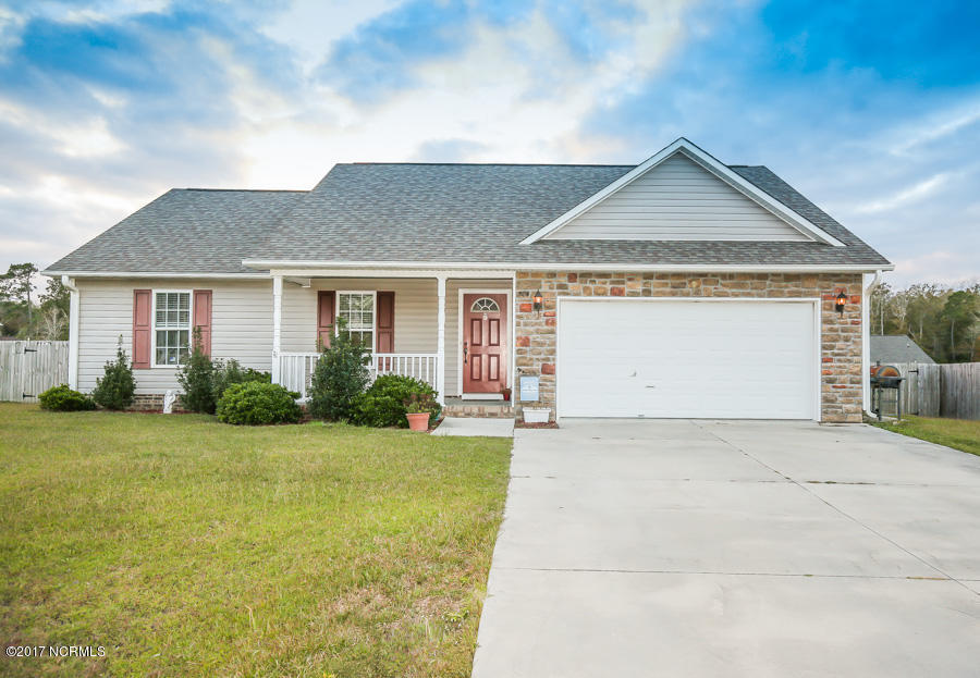 304 Springcreek Court Hubert, NC 28539 - Photo 2 of 34 2O6A3747