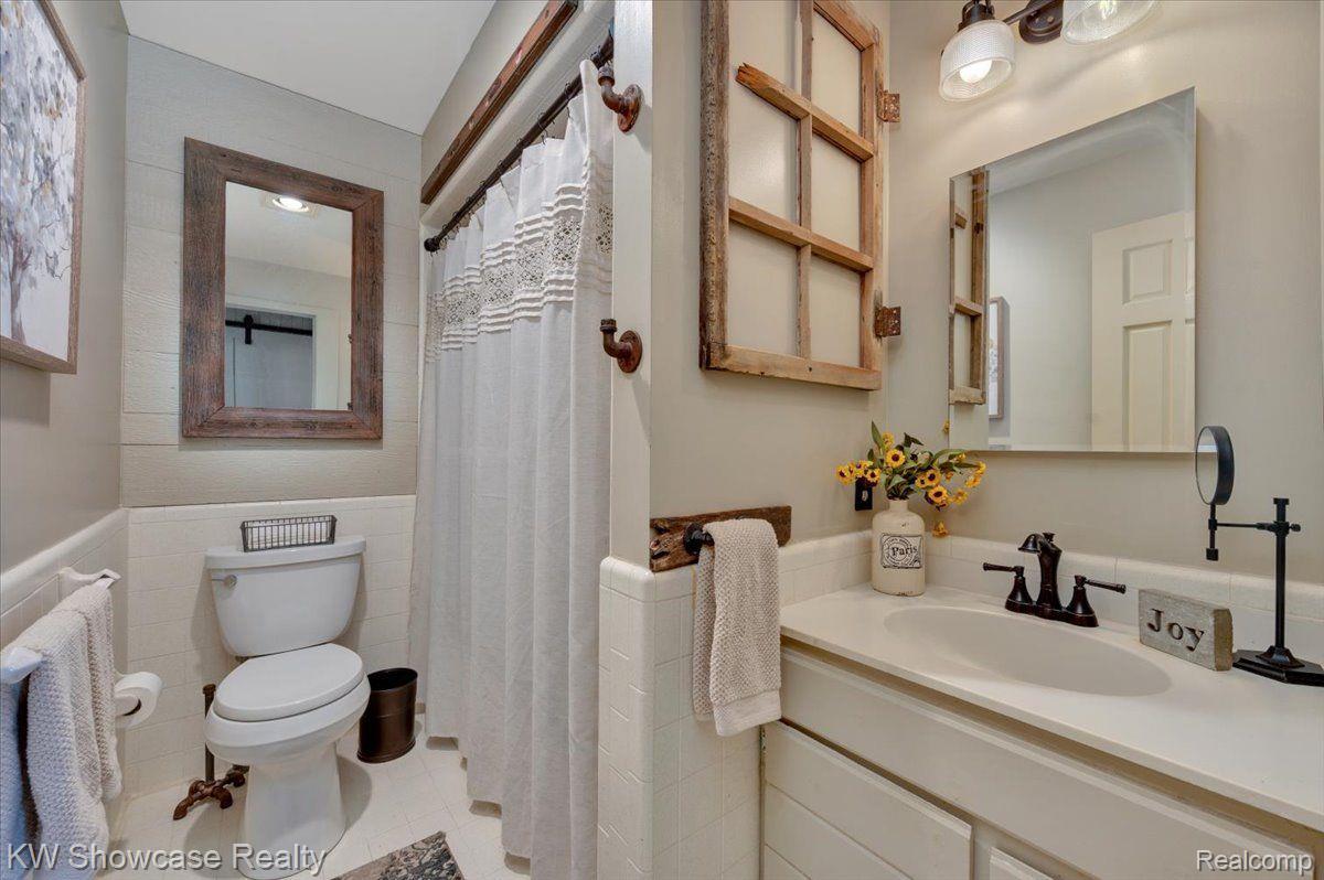 2015 Ridge Road White Lake, MI 48383 - Photo 20 of 50 1ST FLOOR FULL BATH