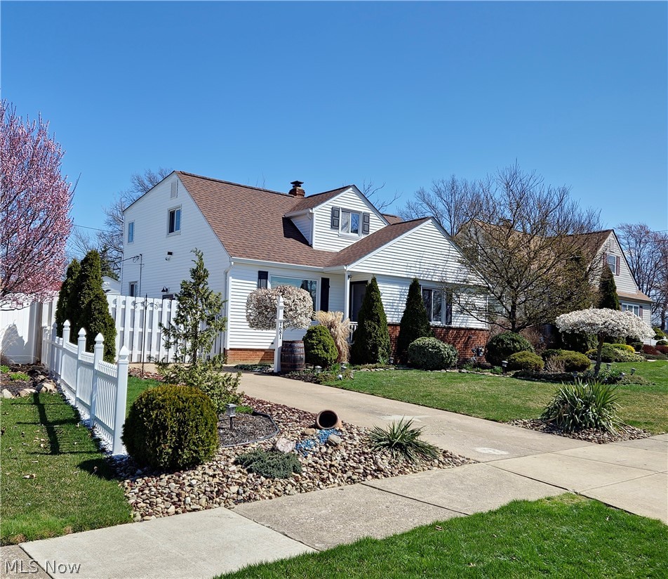Cape cod house featuring a front lawn