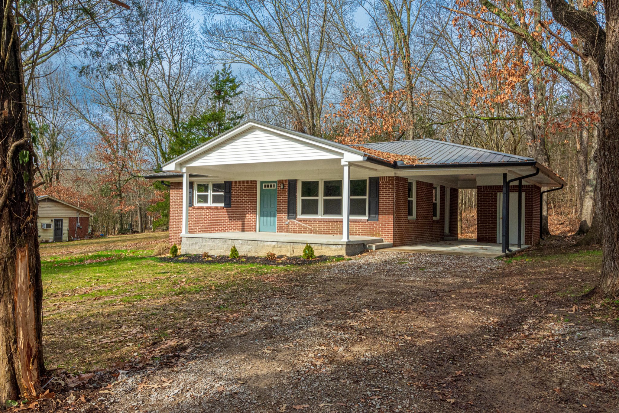 1844 Prospect Elkton Road Prospect, TN 38477 - Photo 1 of 43 a front view of a house with a garden