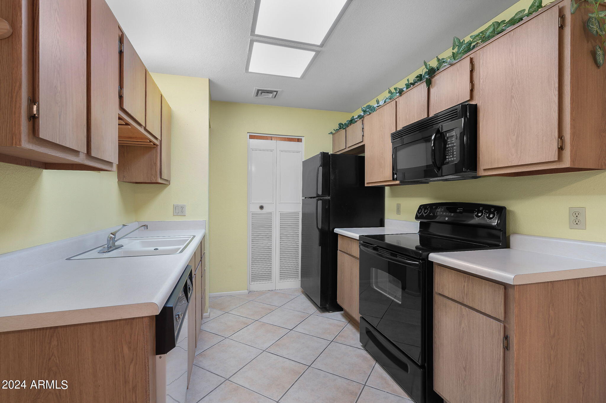 14300 West Bell Road, Unit 112 Surprise, AZ 85374 - Photo 22 of 46 21-web-or-mls-Interior-13