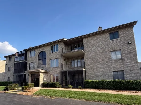$199,900 | 13950 Lavergne Avenue, Unit 908, Crestwood, IL 60418