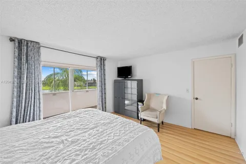 $199,999 | 4025 North Nob Hill Road, Unit 301, Sunrise, FL 33351