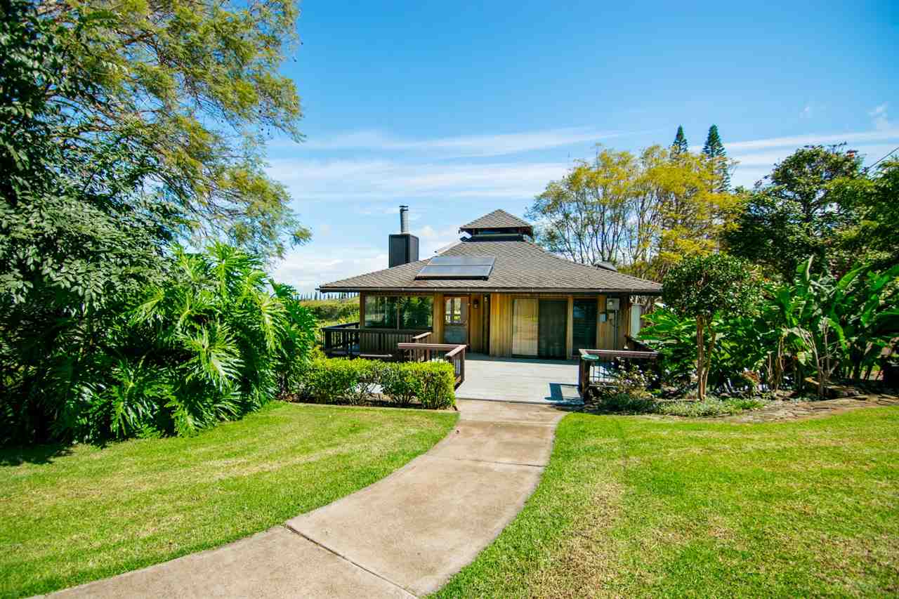1470 Naalae Road Kula, HI 96790 - Photo 19 of 30 a view of a patio with table and chairs under an umbrella