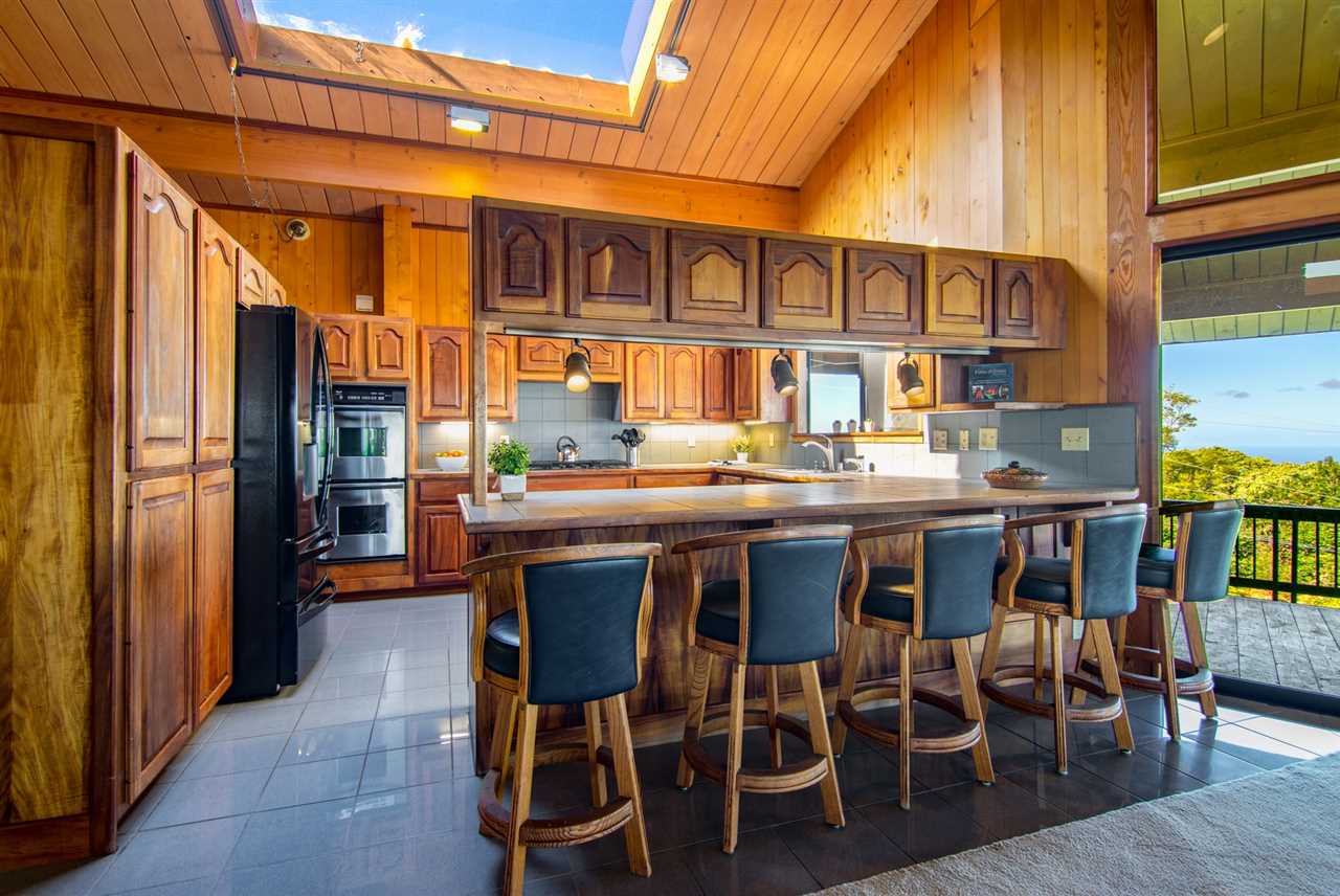 1470 Naalae Road Kula, HI 96790 - Photo 7 of 30 a view of a building with a table and chairs
