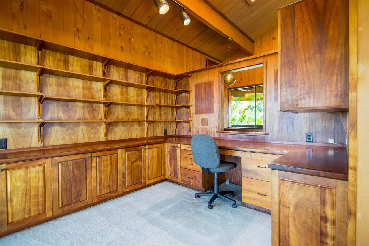 1470 Naalae Road Kula, HI 96790 - Photo 8 of 30 a workspace with furniture and window