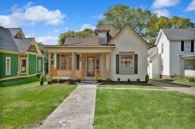 a view of a house with a yard
