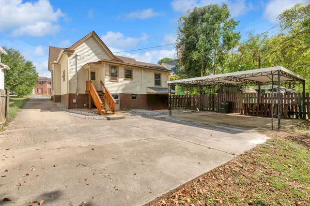 a view of a house with backyard