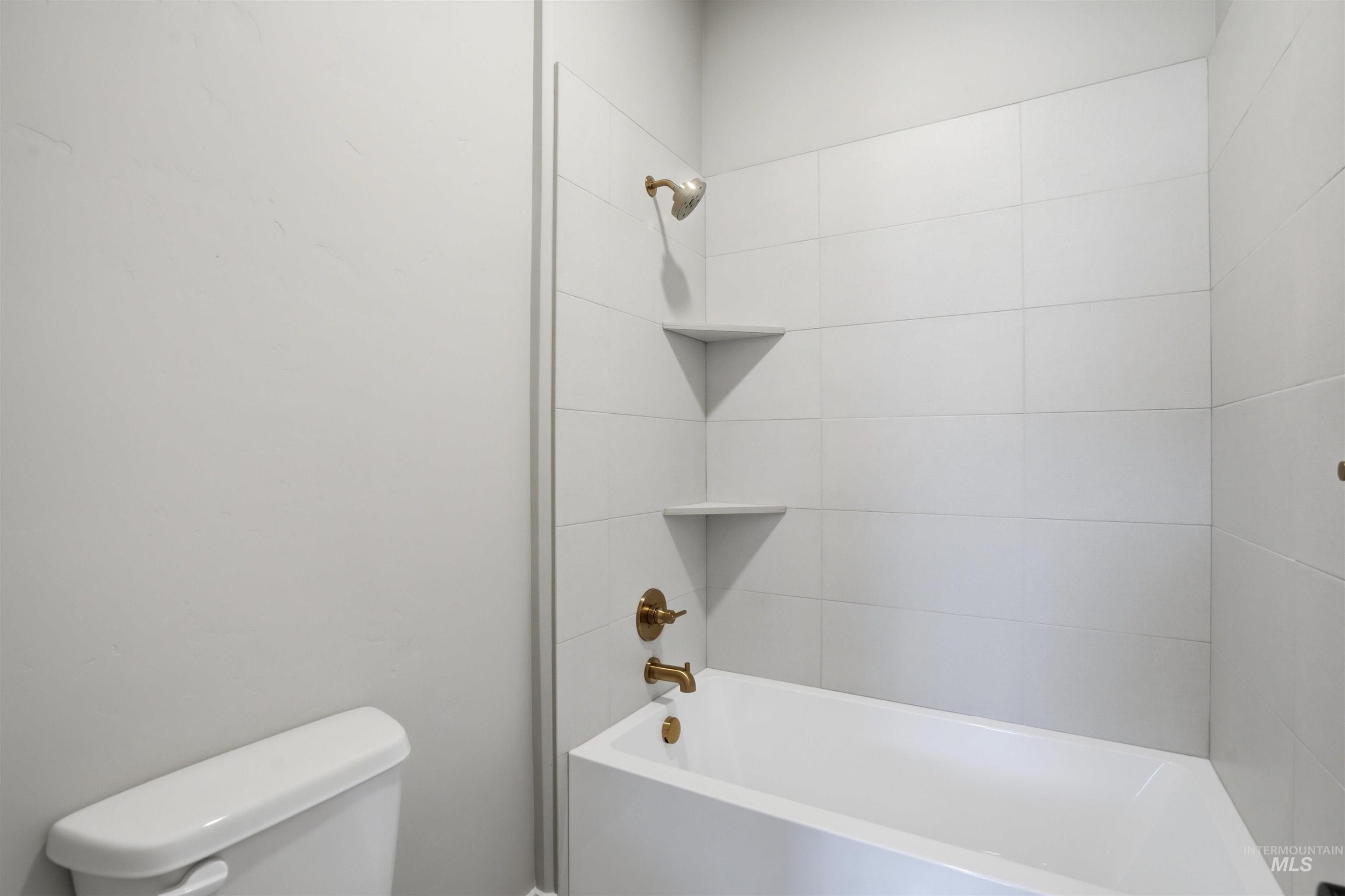 2976 East Parulo Drive Meridian, ID 83642 - Photo 26 of 40 Full bathroom featuring shower / washtub combination and toilet