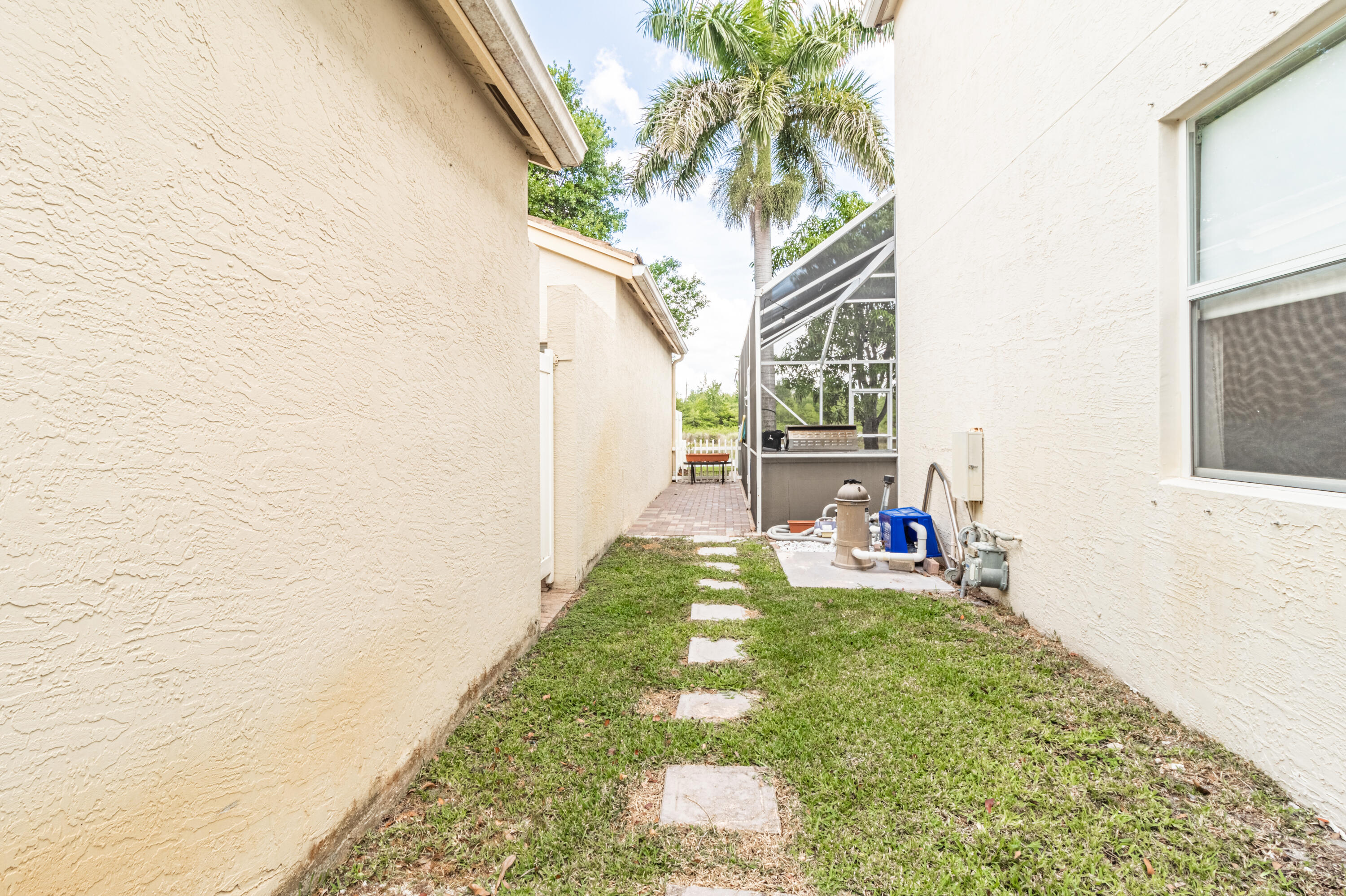 10155 Foal Road Lake Worth, FL 33449 - Photo 26 of 33 Side Walk way