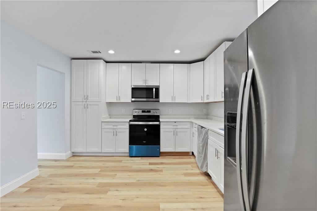 105 Jaudon Street Ridgeland, SC 29936 - Photo 9 of 26 Ceiling height cabinets.