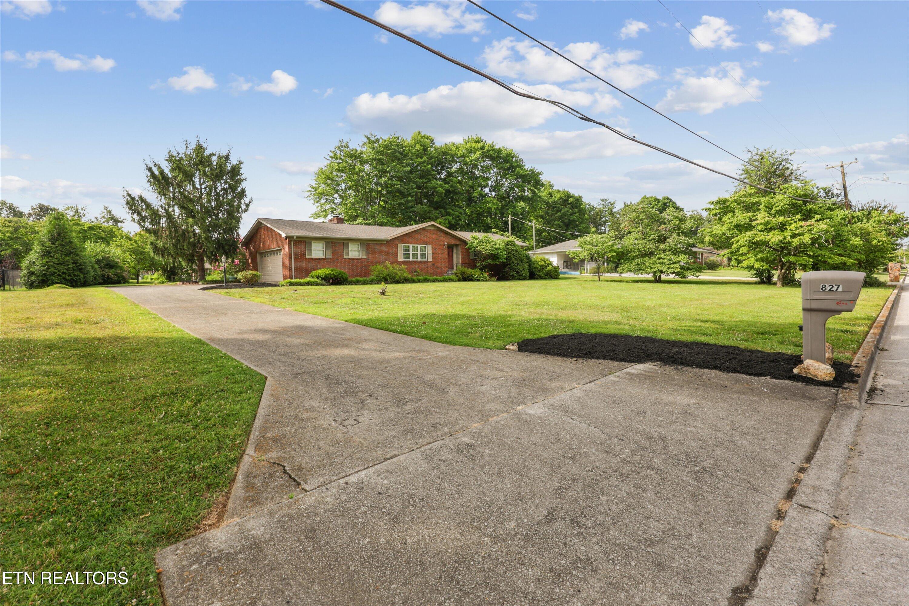 827 West Cunningham Street Alcoa, TN 37701 - Photo 4 of 43 04-827 W Cunningham St46