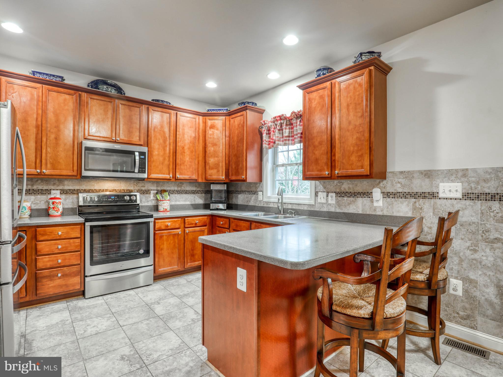 457 Canyon Road Winchester, VA 22602 - Photo 11 of 47 Back splash goes to the floor