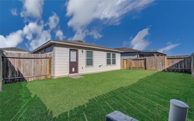 a view of a house with backyard and garden