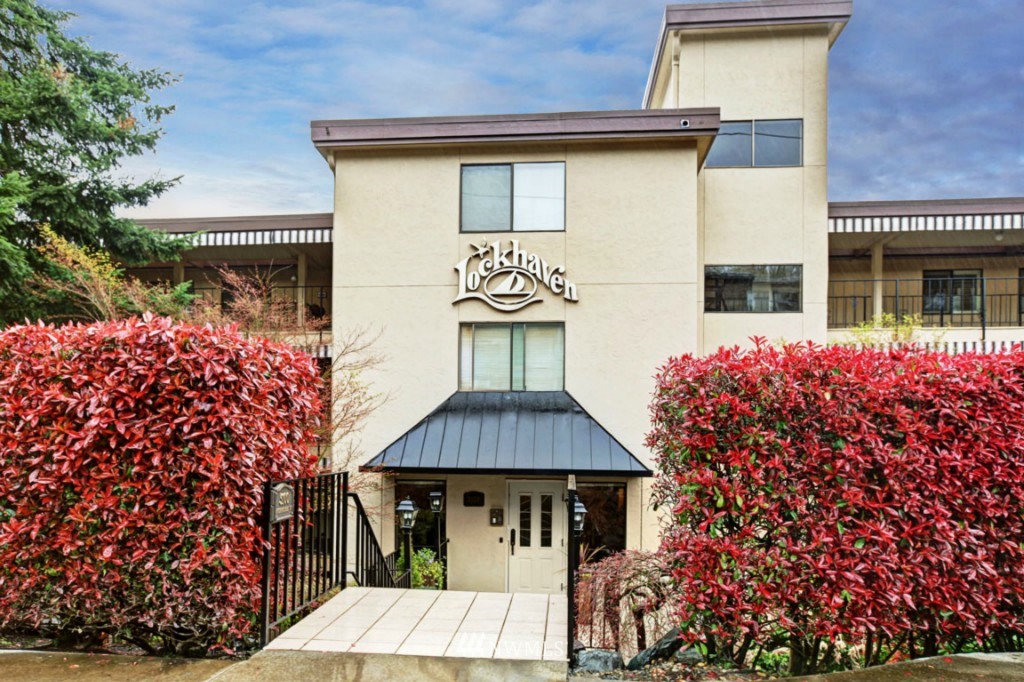 3100 West Commodore Way, Unit 404 Seattle, WA 98199 - Photo 2 of 19 Gallery Image 2