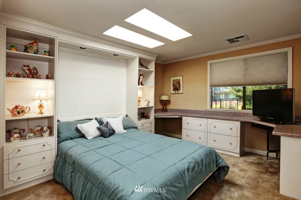 3100 West Commodore Way, Unit 404 Seattle, WA 98199 - Photo 12 of 19 Gallery Image 12