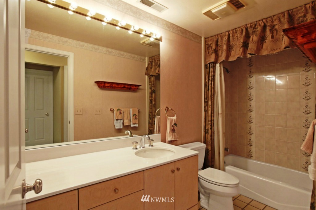 3100 West Commodore Way, Unit 404 Seattle, WA 98199 - Photo 15 of 19 Gallery Image 15