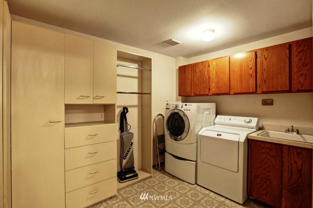 3100 West Commodore Way, Unit 404 Seattle, WA 98199 - Photo 16 of 19 Gallery Image 16