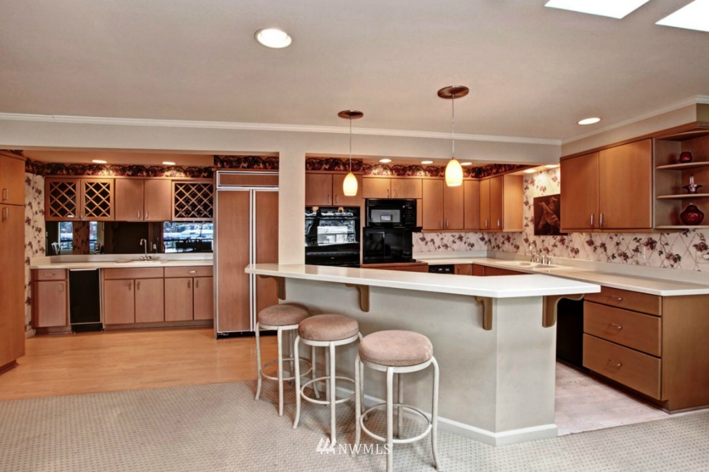 3100 West Commodore Way, Unit 404 Seattle, WA 98199 - Photo 3 of 19 Gallery Image 3